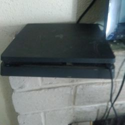 PS4 Slim And PS4 Pro 