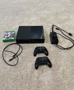 Xbox 1 + Controllers + Games