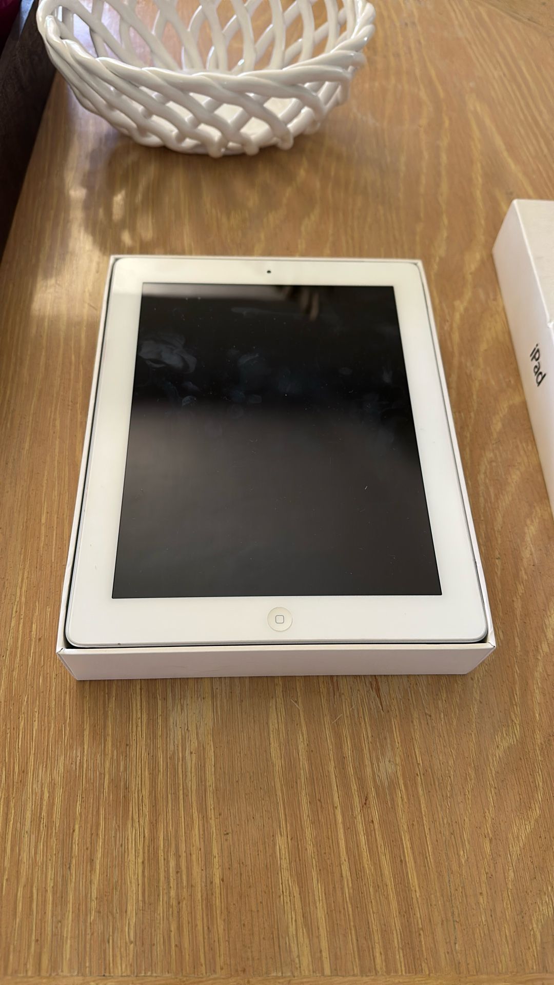 Ipad GEN 1 16 GB with Box and Cable