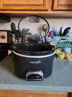 Medium crock pot. Only used a couple times.