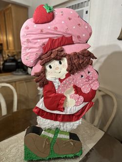Strawberry Shortcake Piñatas