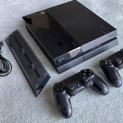 500 GB PlayStation 4 with two controllers & digital games