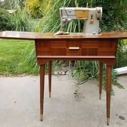 SINGER Sewing Machine W/cabinet 