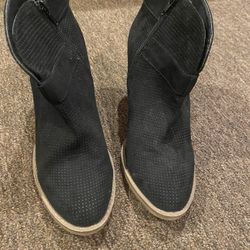 Women’s 8.5 Black Ankle Boots w/heel Faux Suede 