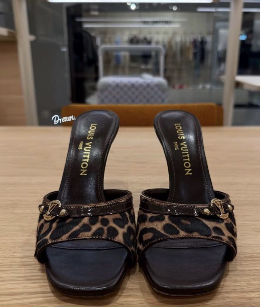 Fashionable high-heeled sandals