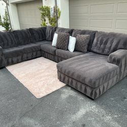 Huge Dark Grey Sectional Couch From Ashley Furniture In Excellent Condition 🚛 - FREE 