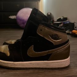 High Jordan 1’s Gold and Black