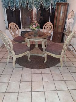 Dinning table and 4 chairs very nice