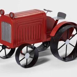 Hyde & Eek
Decorative tractor