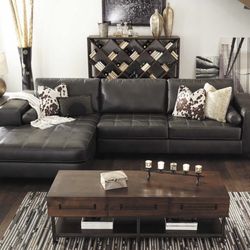 Nokomis 2-Piece Sectional - Right Chaise Modern