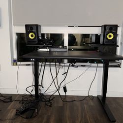 UPLIFT V3 Ergo Edge Curve Standing Desk – Recording / Streaming Setup