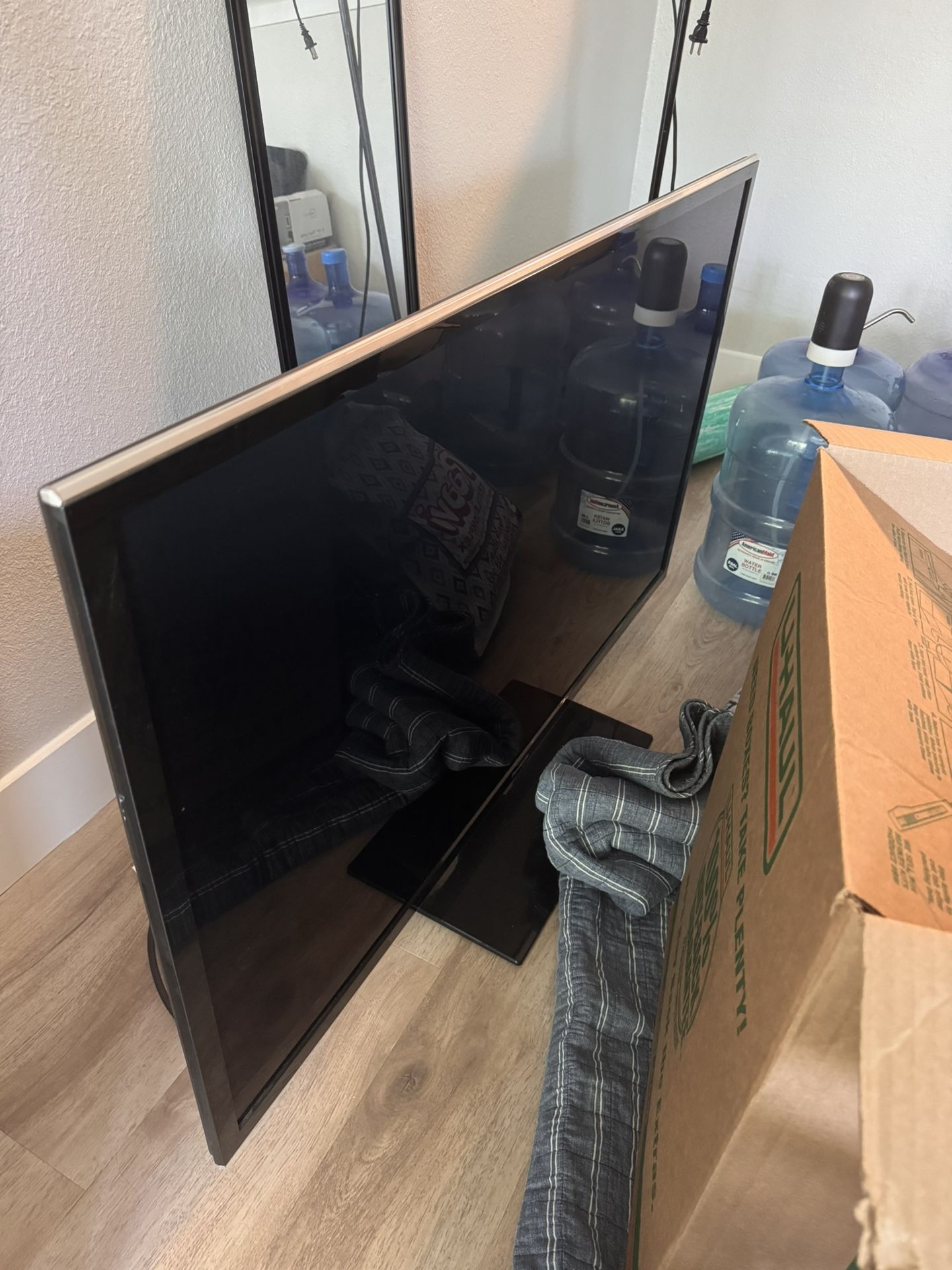 Move out sale - Panasonic 50 inch TV (with TV stand and Chromecast)