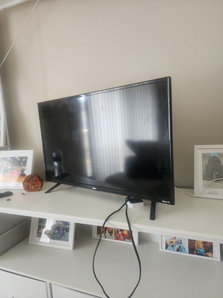 32in ROKU TV
