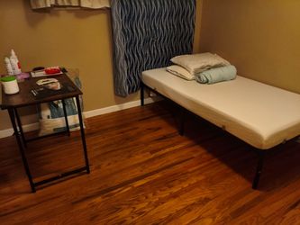 Bed+desk+comforter <3 months use