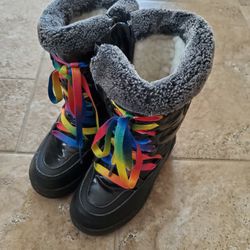 Kids winter Boots. Size 9.   Color black with zipper . Inside fur. Like New. 