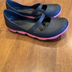Woman’s Crocs Slip On Shoes Shipping Available 