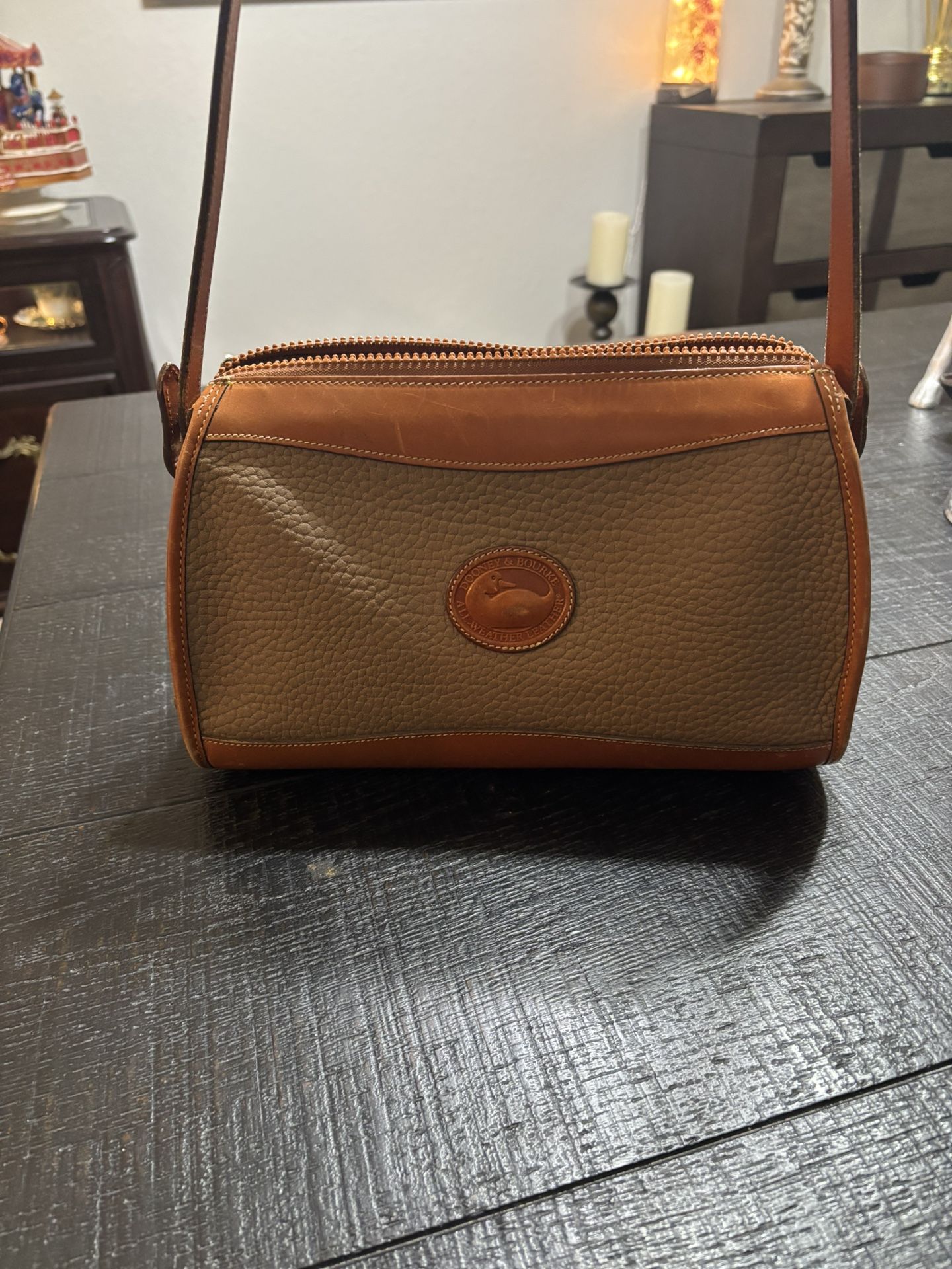 Nice Dooney & Bourke Leather Purse