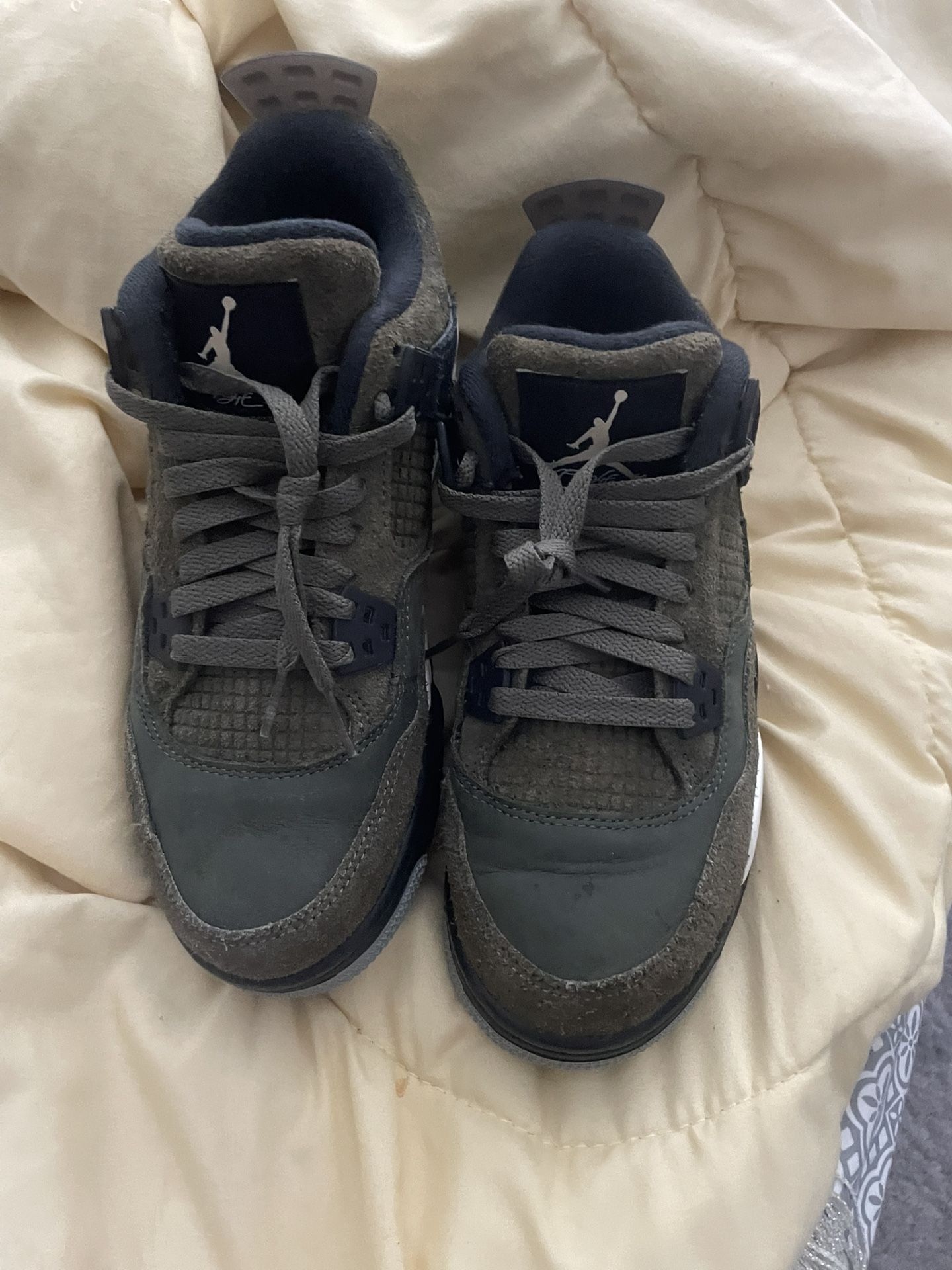 Barely Worn Jordans Olive 4s Sz 5.5