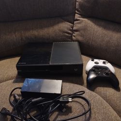 Xbox One, Two Controllers
