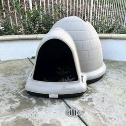 Large Dog Igloo 