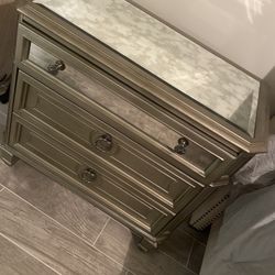 Dresser And Nightstands 