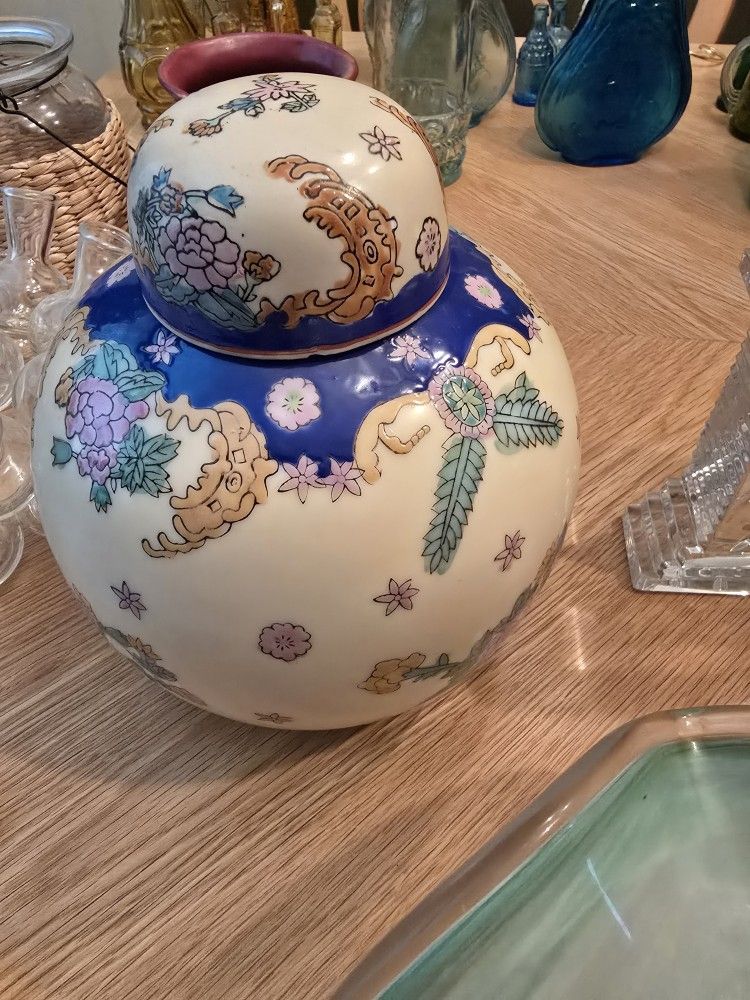 Oriental vase with cap