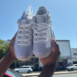 Air Jordan 11 Retro Low Violet