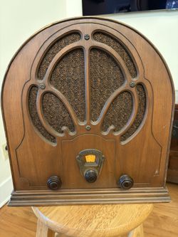 1930s Silvertone Cathedral Tube Radio – Stunning Original Wood – Pre-War Classic