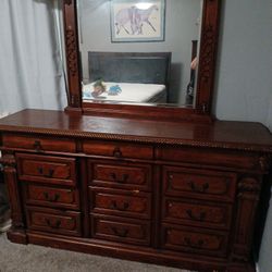 Queen  Bedroom Set In Great Condition 