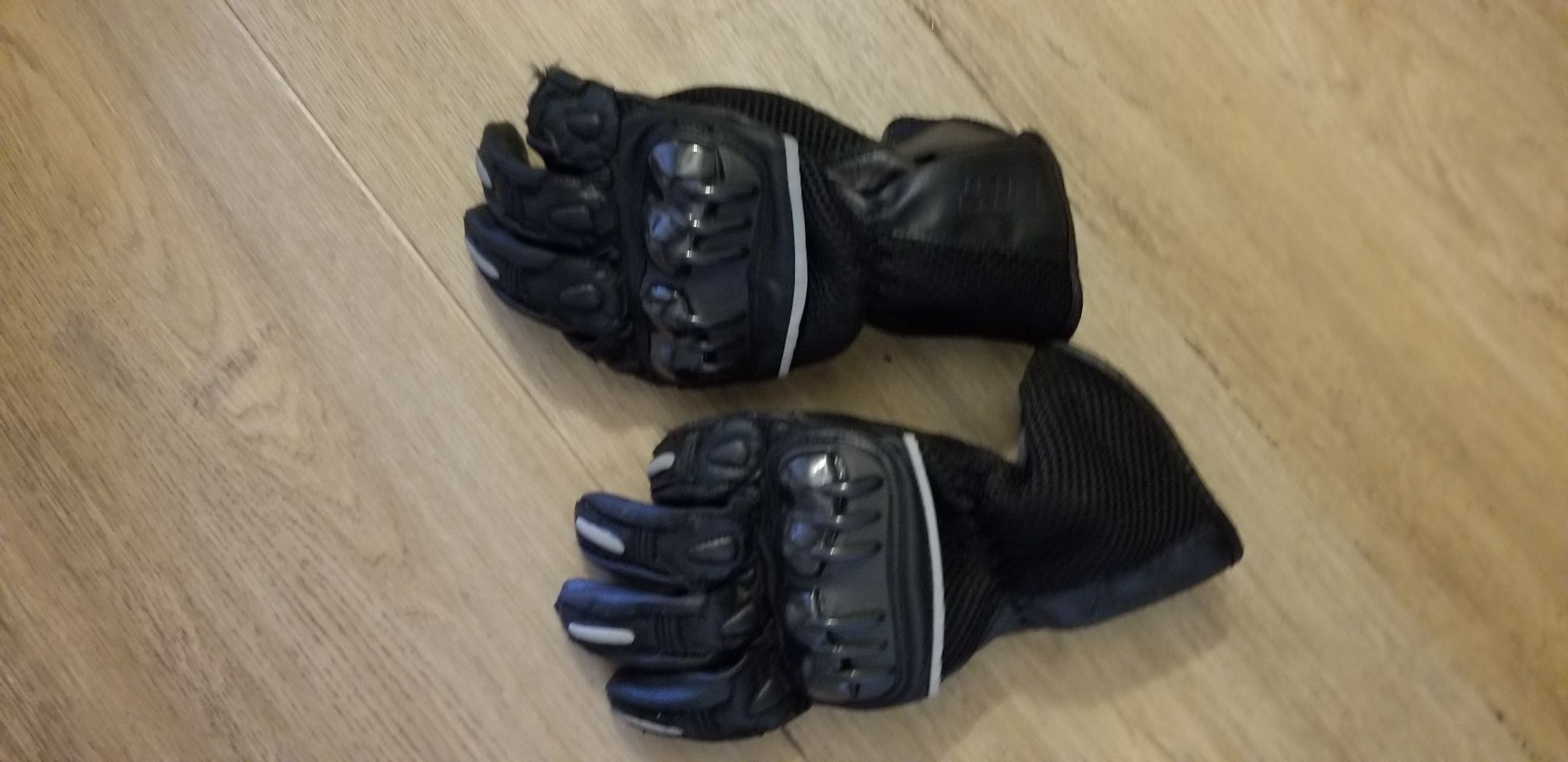Motorcycle riding gloves