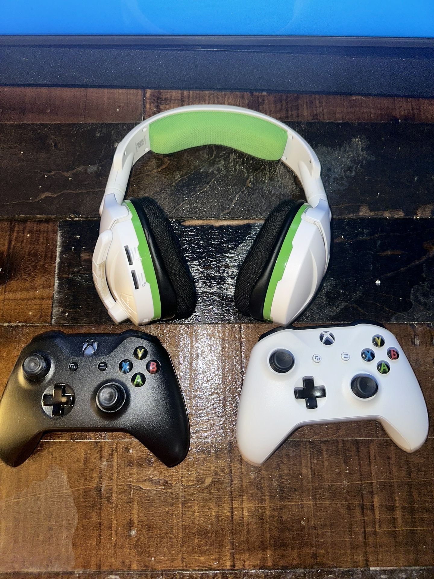 (USED) Xbox Controllers (2) With Turtle Beach Headset Stealth 600