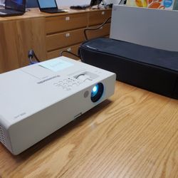 PANASONIC PT-LB3U PROJECTOR (INV. D1009N)

