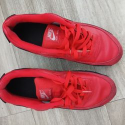 Red/Black Woman's Size 8 Nike Airmax