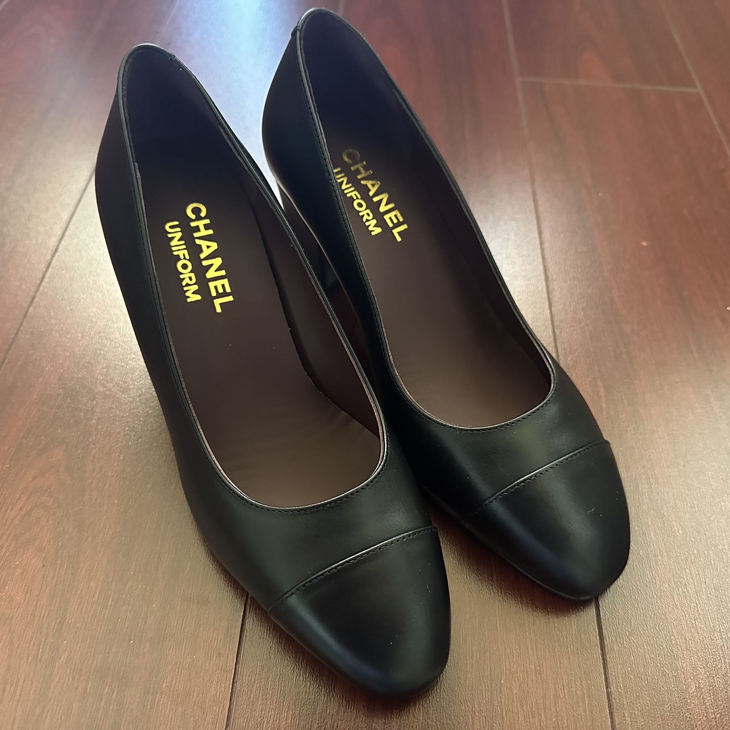 100% Authentic Chanel Uniform Black Leather Cap Toe Mid Heel Shoes Sz 35 CC