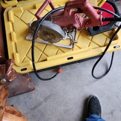 Milwaukee  Wormdrive Skillsaw + Blades
