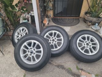 A set of 4 Jeep rims and tires 245-70-R17  come  with black matching hub caps