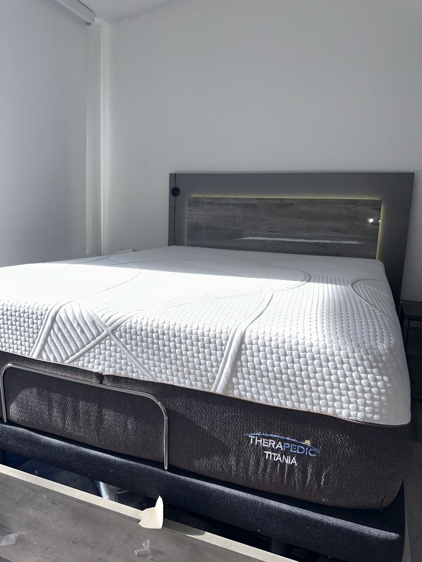 Park Slope 4 PC Queen Panel Therapedic Titania Mattress