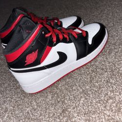 Jordan’s retro 1s kid size 6