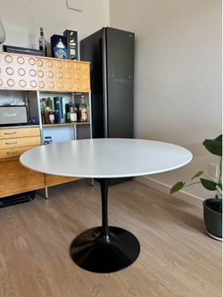 DWR Knoll Saarinen Round Dining Table