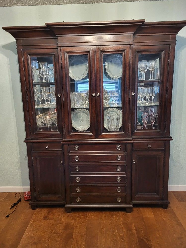 Lane Furniture Lighted China Cabinet