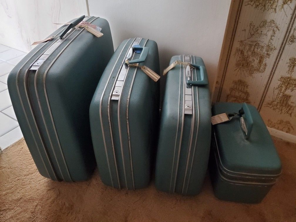 Vintage Samsonite Luggage With Keys