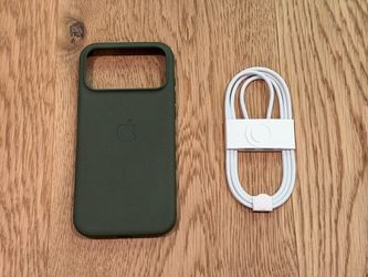 Apple iPhone 17/18 Pro Max Case and USB-C Charging Cable