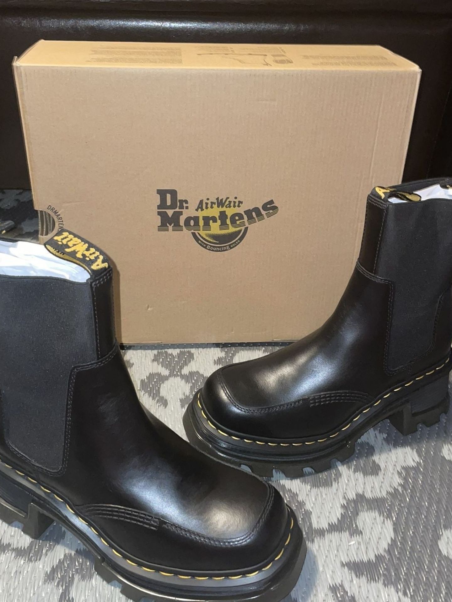 Dr. Martens Unisex Adult Corran Chelsea Boots Size 7 EU 38 UK 5 $135