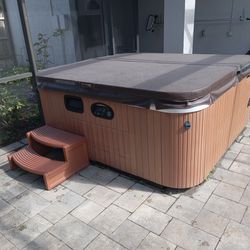 Hot Tub Excellent Condition Delivered And Installed By Certified Electrician