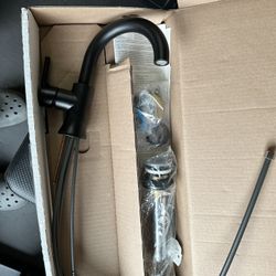 Trinsic Single Hole Single-Handle Bathroom Faucet with Metal Drain Assembly in Matte Black