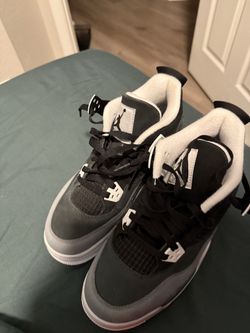 Selling the shoes Jordan’s size 7