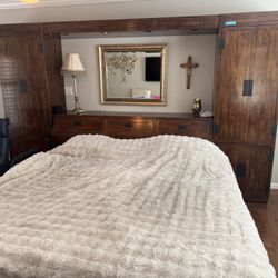 King Bed And King Bedroom Wall Unit 