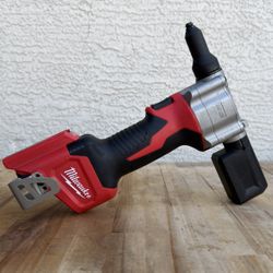 Milwaukee M12 12-Volt Lithium-lon Cordless Rivet Tool (Tool-Only)
