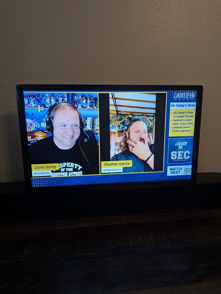 Small HD Tv And Sound Bar Combo With Smart Remote 