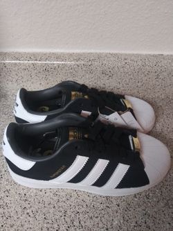 ADIDAS Originals Superstar W Bold Cloud Negro Blanco y Dorado Metalico medidas 6 1 2 para hombre for Sale in Las Vegas NV OfferUp